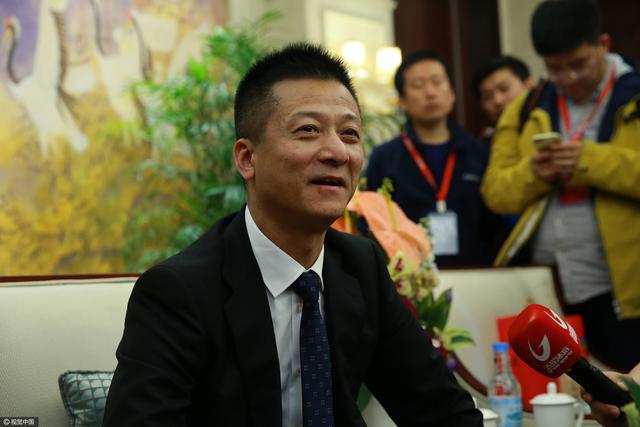 ——你如何评价利物浦现在的状态？滕哈赫：“他们在联赛中排名第一，在英超这样艰难的联赛中，能做到这一点，说明他们表现得非常好。